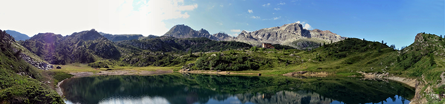 Lago Rotondo (1952 m) con vista sul Rif. Calvi